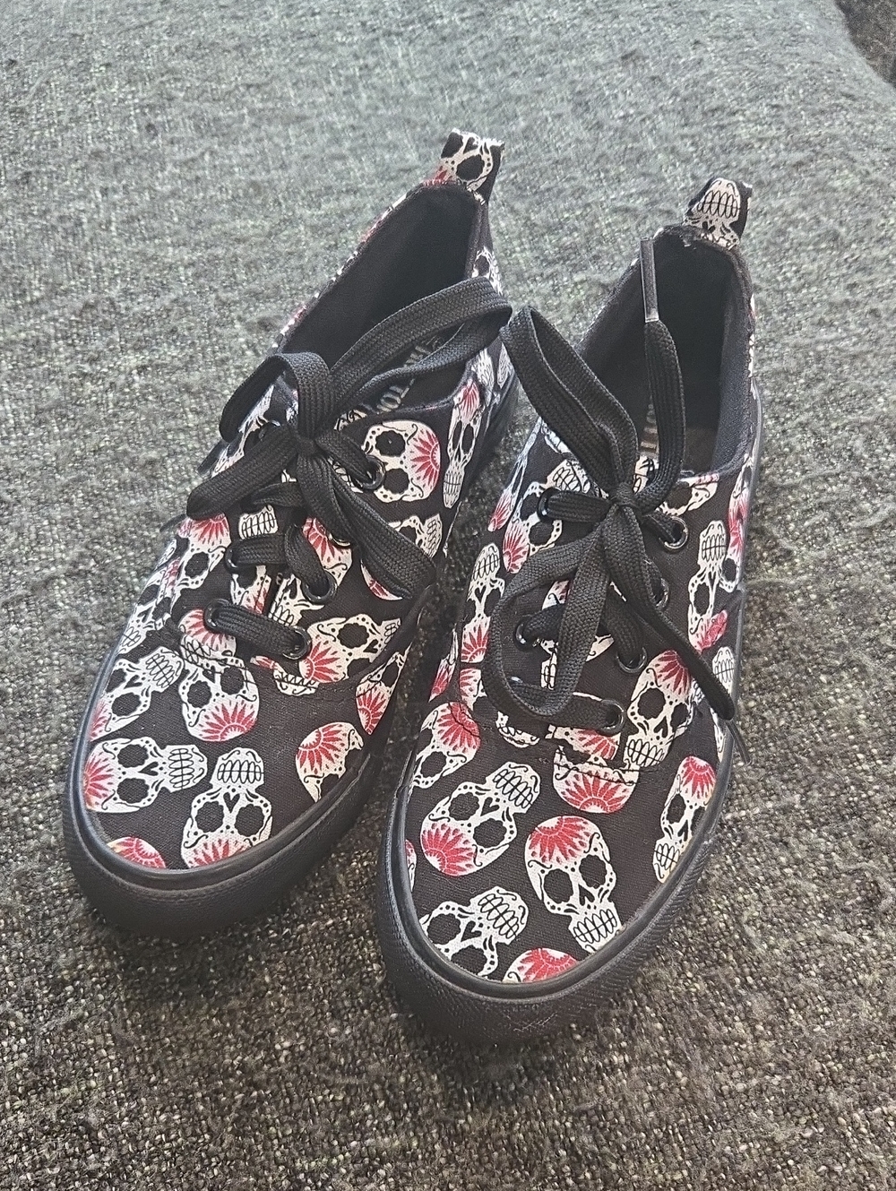 Hot Topic Black Skull Print Lace-Up Shoes Size 4 (6 Womens)
